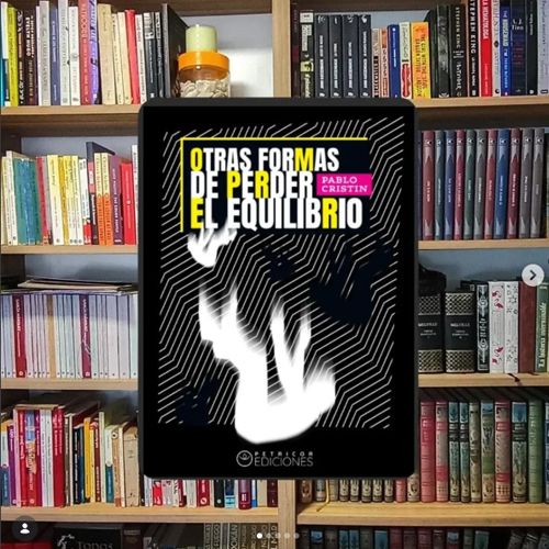 Otras Formas de Perder el Equilibrio de Pablo Cristin en un e-reader frente a una biblioteca — reseña de @bookparadise.ley