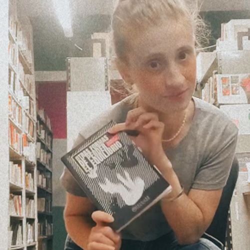Reseña en video de @mar.lettere con Otras Formas de Perder el Equilibrio de Pablo Cristin en una librería